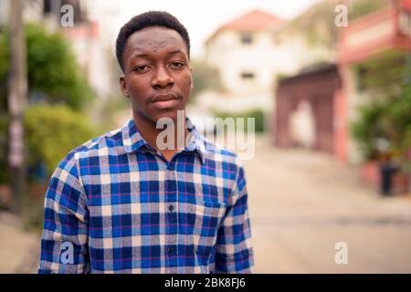 Junger schöner Afrikaner, der die Stadt erkundet Stockfoto