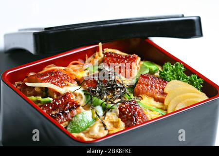 Unagi Toji Don, gegrilltes Unagi mit Ei, Pilz und Zwiebeln in Reisbox serviert Stockfoto