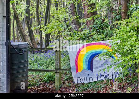 Regenbogenzeichnungen und Gemälde, die an Zäunen am Straßenrand gehängt wurden, zeigen Anerkennung für FrontarbeiterInnen während des covid-19 Pandenic in England, Großbritannien Stockfoto