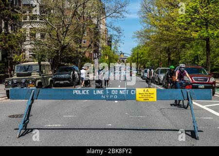 Brooklyn, Vereinigte Staaten Von Amerika . Mai 2020. Fußgänger und Radfahrer genießen am 2. Mai 2020 die offene Straße am Prospect Park West zwischen Garfield Street und 3rd Avenue in Park Slope, Brooklyn, NY. Angesichts der warmen Temperaturen am Wochenende beschloss Bürgermeister Bill de Blasio, die erste Straßengruppe in der ganzen Stadt zwei Tage früher zu eröffnen, was den New Yorkern während der COVID-19-Pandemie mehr Abweichungsmöglichkeiten bietet. (Foto Gabriele Holtermann-Gorden/Sipa USA) Quelle: SIPA USA/Alamy Live News Stockfoto