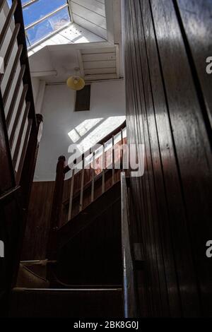 Alte Holztreppe, Spuk Fotos, Haus Fotos, Horror Fotos, Treppe Fotos, Schwarz Farbfotos, Dunkle Fotos, Angst Fotos, Schatten Fotos, Stockfoto