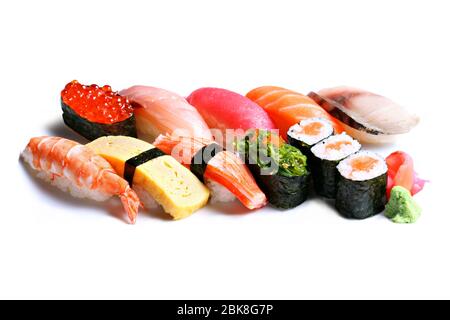 Sushi Moriawase (Mixed Sushi Platter) isoliert auf weißem Hintergrund Stockfoto