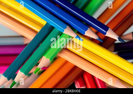 Viele verschiedene Buntstifte auf schwarzem Hintergrund reflektiert Stockfoto