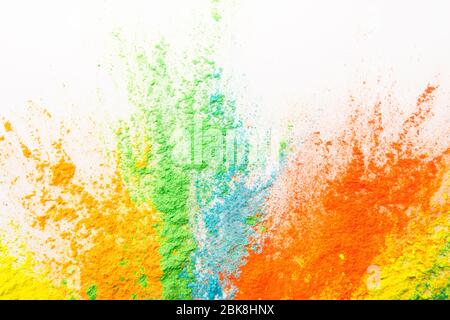 Schöne mehrfarbige Pulverexplosion auf weißem Hintergrund Stockfoto