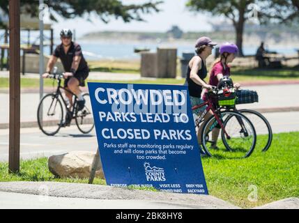 Santa Barbara, CA, USA. Mai 2020. Strandgänger in Santa Barbara County versuchen, soziale Distanz zu üben, obwohl einige in kleinen Gruppen sind, während sie einen warmen sonnigen Tag genießen. Gov. Gavin Newsom schloss die Strände in Orange County, nachdem sich am vergangenen Wochenende große Menschenmengen inmitten der Coronavirus-Pandemie versammelt hatten. Kredit: PJ Heller/ZUMA Wire/Alamy Live News Stockfoto