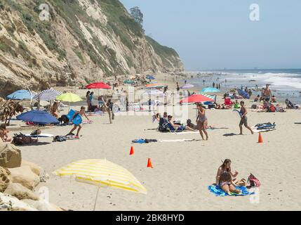 Santa Barbara, CA, USA. Mai 2020. Strandgänger in Santa Barbara County versuchen, soziale Distanz zu üben, obwohl einige in kleinen Gruppen sind, während sie einen warmen sonnigen Tag genießen. Gov. Gavin Newsom schloss die Strände in Orange County, nachdem sich am vergangenen Wochenende große Menschenmengen inmitten der Coronavirus-Pandemie versammelt hatten. Kredit: PJ Heller/ZUMA Wire/Alamy Live News Stockfoto