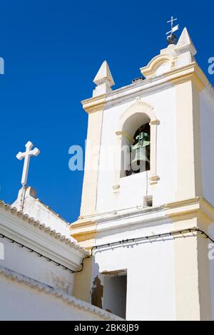 Die Kirche von Nossa Senhora Da Conceicao in Ferragudo Fischerdorf, Portimao Stadt, Algarve, Portugal, Europa Stockfoto