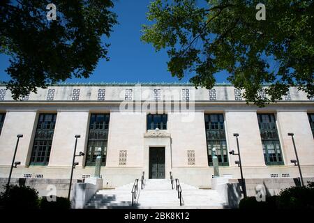 Washington, USA. Mai 2020. Ein allgemeiner Blick auf das Gebäude der National Academy of Sciences (NAS) in Washington, DC, am 2. Mai 2020 inmitten der Coronavirus-Pandemie. Früher heute strömten Tausende von Besuchern zur Mall und anderen malerischen Orten rund um die Hauptstadt, um eine Überführung durch Navy Blue Angels und Air Force Thunderbirds zu Ehren von medizinischem Personal und Ersthelfern zu sehen, während die weltweit bestätigte COVID-19 Todesrate sich 250,000 näherte.(Graeme Sloan/Sipa USA) Quelle: SIPA USA/Alamy Live News Stockfoto