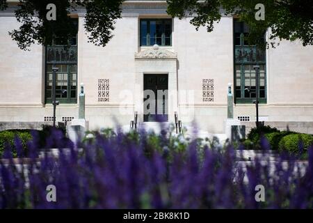 Washington, USA. Mai 2020. Ein allgemeiner Blick auf das Gebäude der National Academy of Sciences (NAS) in Washington, DC, am 2. Mai 2020 inmitten der Coronavirus-Pandemie. Früher heute strömten Tausende von Besuchern zur Mall und anderen malerischen Orten rund um die Hauptstadt, um eine Überführung durch Navy Blue Angels und Air Force Thunderbirds zu Ehren von medizinischem Personal und Ersthelfern zu sehen, während die weltweit bestätigte COVID-19 Todesrate sich 250,000 näherte.(Graeme Sloan/Sipa USA) Quelle: SIPA USA/Alamy Live News Stockfoto