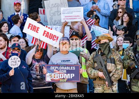 Concord, New Hampshire, USA. Mai 2020. Hunderte von Demonstranten versammeln sich vor dem State House, um gegen den Gouverneur von New Hampshire Chris Sununu zu protestieren, um seine Notstandsordnung für den Aufenthalt zu Hause bei der Wiedereröffnung der NH-Kundgebung in Concord zu beenden. Kredit: Aflo Co. Ltd./Alamy Live News Stockfoto