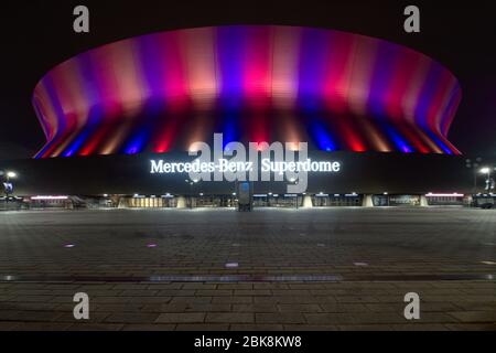 New Orleans, Louisiana, USA - 2020: Vorderansicht des Mercedes-Benz Superdome Stadions bei Nacht während eines Spiels. Stockfoto