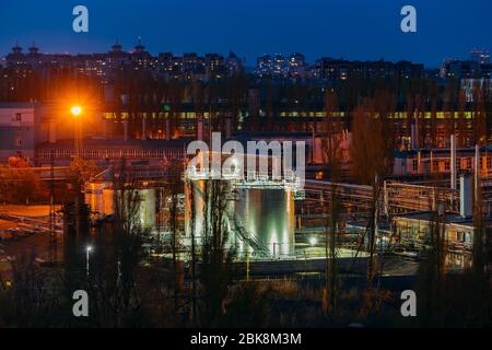 Lagertanks in der Chemiefabrik bei Nacht Stockfoto