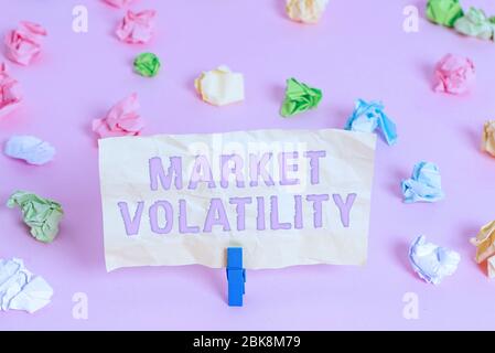 Schreiben Sie eine Notiz, die die Volatilität des Marktes zeigt Geschäftskonzept für zugrunde liegende Wertpapierkurse schwankt Stabilitätsstatus farbige zerknitterte Papiere leer re Stockfoto