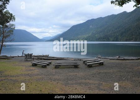 Ein bewölktes Mainachmittag am Lake Crescent im Olympic National Park, Washington State, USA. Stockfoto