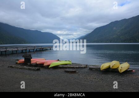 Ein bewölktes Mainachmittag am Lake Crescent im Olympic National Park, Washington State, USA. Stockfoto