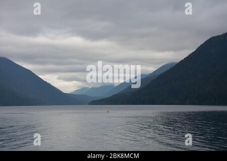 Ein bewölktes Mainachmittag am Lake Crescent im Olympic National Park, Washington State, USA. Stockfoto