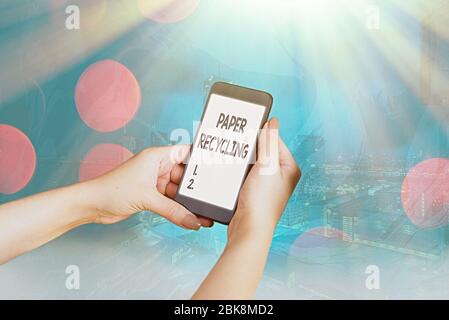 Konzeptionelle Handschrift mit Papier Recycling. Konzept, das heißt, die Altpapiere auf neue Weise durch Recycling zu nutzen Stockfoto