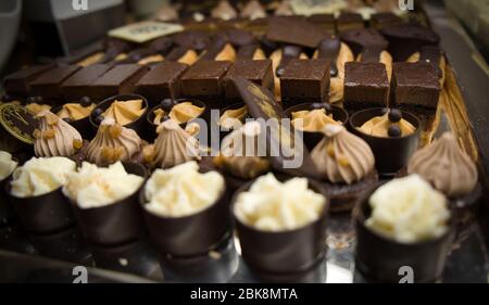 Reihe von individuellen Portion Desserts. Stockfoto