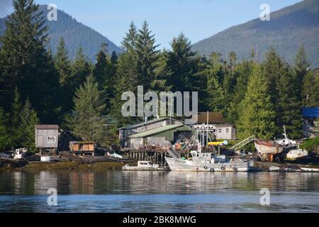 Der Rand des historischen Fischerortes Ketchikan, Alaska, auf Revillagigedo Island, ist ein beliebter Anlegeort für Kreuzfahrtschiffe in der Inside Passage. Stockfoto