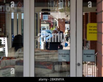 Leyton. London. GROSSBRITANNIEN. Mai 2020. Käufer warten in der Schlange, um Lebensmittel zu bekommen. Stockfoto