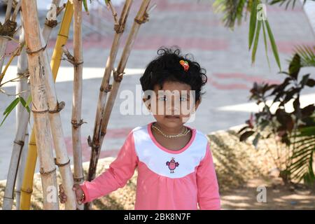 Porträt eines kleinen charismatischen girl.Cute wunderbare Kind Kind Mädchen im Bambus-Baum-Park stehen. Stockfoto