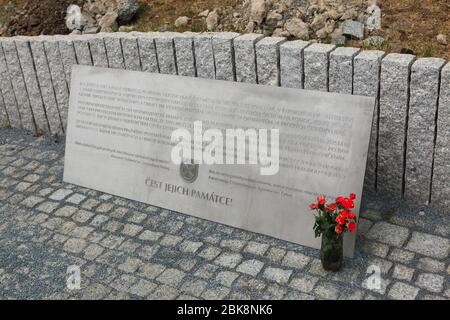 Gedenktafel für gefallene Soldaten der Russischen Befreiungsarmee (ROA), auch bekannt als Vlasov-Armee im Bezirk Řeporyje in Prag, Tschechische Republik. Die 1. Infanterie-Division der Russischen Befreiungsarmee kam den tschechischen Aufständischen zu Hilfe, um den Prager Aufstand gegen die deutsche Besatzung zu unterstützen, der am 5. Mai 1945 begann. Die Gedenktafel wurde zusammen mit dem Denkmal für gefallene Soldaten der Russischen Befreiungsarmee enthüllt, das der tschechische Künstler David Černý am 30. April 2020 auf dem Řeporyjské-Platz entworfen hat. Stockfoto