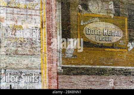 Alte Goldmedaille Mehlanzeige an der Seite eines Ziegelgebäudes in Norfolk, Virginia. Stockfoto