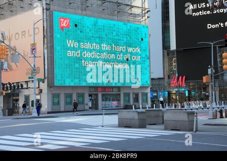 Walgreens Plakatwand, die seinen wichtigsten Arbeitern während der Coronavirus-Pandemie, Times Square, NYC, 1. Mai 2020, Tribut zollt Stockfoto