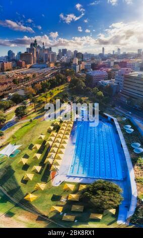 Lokales öffentliches Schwimmbad in Surry Hills Vorort von Sydney neben dem Hauptbahnhof und der Innenstadt CBD in luftigen vertikalen Panorama. Stockfoto