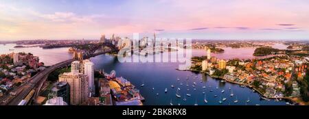 Sydney Hafen und Großstadtlandwirte um Lavender Bay in Luftpanorama bei Sonnenaufgang. Stockfoto