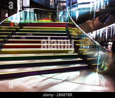 Eine Treppe aus temperamentvoller Plastik führt in london hinauf zu farbenfrohen Stufen Stockfoto