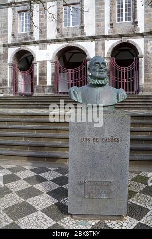 Büste von Luis de Camoes vor der Akademie der Künste, Ponta Delgada City, Sao Miguel Island, Azoren, Portugal, Europa Stockfoto