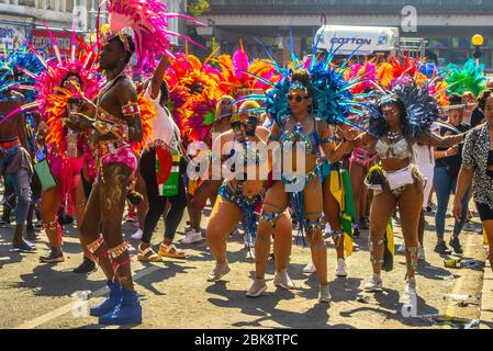 London / Großbritannien - 26. August 2019: Karnevalsteilnehmer tragen traditionelle Samba-Outfits bei der 53. Ausgabe des Notting Hill Carnival 2019 Stockfoto