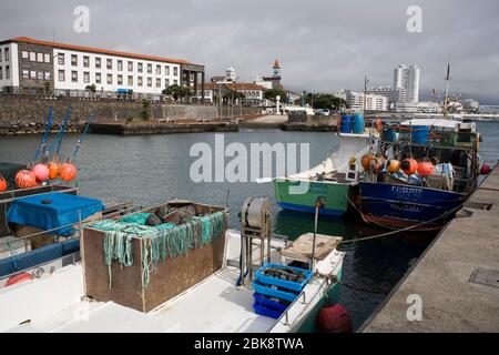 Angelboote in Ponta Delgada Hafen, Sao Miguel Insel, Azoren, Portugal, Europa Stockfoto