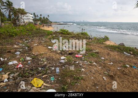 Plastikverschmutzung am Meeresstrand von Colombo in Sri Lanka. Stockfoto