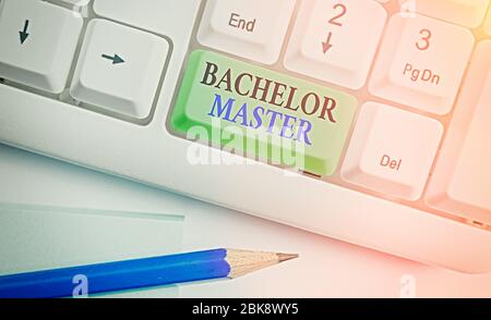 Konzeptionelle Handschrift zeigt Bachelor Master. Konzept Bedeutung ein fortgeschrittener Abschluss nach Bachelor s ist Abschluss Stockfoto