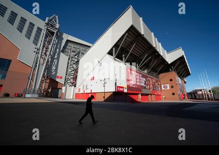 Liverpool, Großbritannien. Mai 2020. Ein Mann geht am Anfield Stadium des Liverpool Football Club vorbei, während die Sportveranstaltungen während der COVID-19-Pandemie in Liverpool, Großbritannien, 2. Mai 2020, weiterhin ausgesetzt werden. Kredit: Jon Super/Xinhua/Alamy Live News Stockfoto