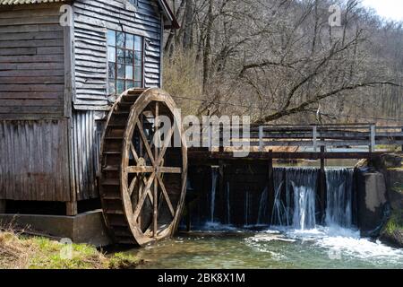 Historische Hyde's Mill, entlang Mill Creek, im ländlichen Iowa County, Wisconsin, USA. Stockfoto