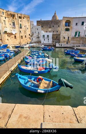 Alter Hafen von Monopoli Provinz Bari, Region Apulien, Süditalien. Boote in der Marina von Monopoli. Stockfoto