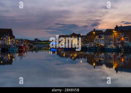 Weymouth, Dorset, Großbritannien. Mai 2020. Wetter in Großbritannien. Ein stimmungsvoller Sonnenuntergang am Hafen von Weymouth in Dorset, als sich am Ende eines warmen sonnigen Tages Wolken nach Westen aufziehen. Bild: Graham Hunt/Alamy Live News Stockfoto