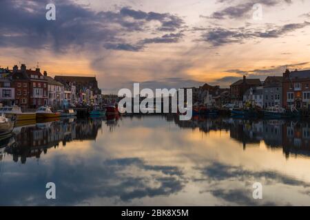 Weymouth, Dorset, Großbritannien. Mai 2020. Wetter in Großbritannien. Ein stimmungsvoller Sonnenuntergang am Hafen von Weymouth in Dorset, als sich am Ende eines warmen sonnigen Tages Wolken nach Westen aufziehen. Bild: Graham Hunt/Alamy Live News Stockfoto