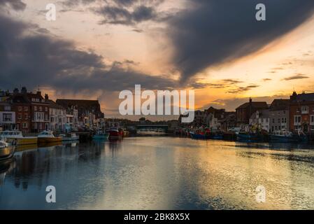 Weymouth, Dorset, Großbritannien. Mai 2020. Wetter in Großbritannien. Ein stimmungsvoller Sonnenuntergang am Hafen von Weymouth in Dorset, als sich am Ende eines warmen sonnigen Tages Wolken nach Westen aufziehen. Bild: Graham Hunt/Alamy Live News Stockfoto