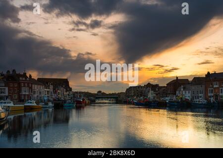 Weymouth, Dorset, Großbritannien. Mai 2020. Wetter in Großbritannien. Ein stimmungsvoller Sonnenuntergang am Hafen von Weymouth in Dorset, als sich am Ende eines warmen sonnigen Tages Wolken nach Westen aufziehen. Bild: Graham Hunt/Alamy Live News Stockfoto