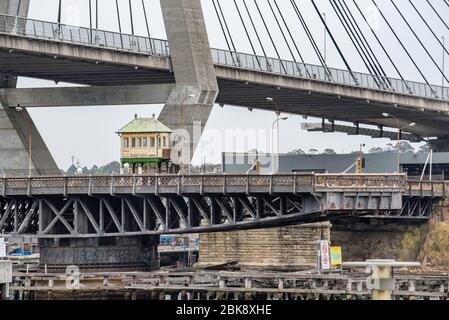 Die ursprüngliche Glebe Island Swing, Allan Truss Brücke nun von der Beton und Stahl verkabelten Anzac Brücke in Pyrmont, Sydney, Australien überwragt Stockfoto