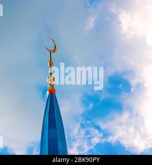 Der goldene Halbmond auf der Kuppel der Moschee und blauer Himmel Stockfoto