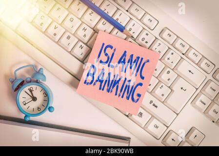 Handschrift Text Islamic Banking. Konzeptionelles Foto Bankensystem auf der Grundlage der Prinzipien des islamischen Rechts leere Kopie Raum rote Notiz Papier Blase oben Stockfoto