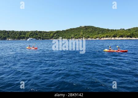 Touristen Kajak auf der Insel Lokrum in der Nähe von Dubrovnik, Kroatien. Stockfoto