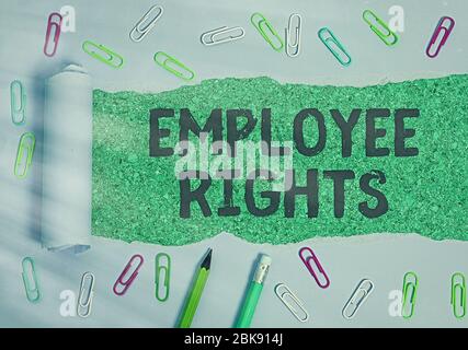 Schreiben Sie einen Hinweis mit Mitarbeiterrechten. Geschäftskonzept für Alle Mitarbeiter haben Grundrechte am eigenen Arbeitsplatz Stockfoto