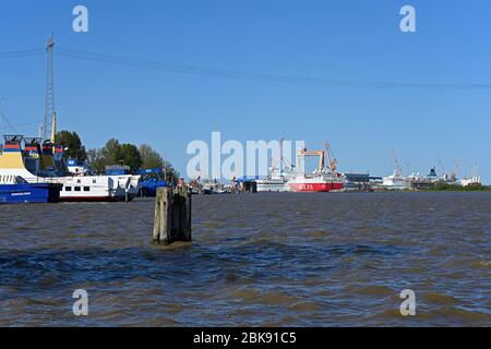 emden, deutschland - 2020.04.19: Panoramablick auf den Binnenhafen von emden mit fosen nordseewerke im Hintergrund Stockfoto