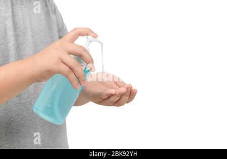 Hand Kind ist Händewaschen Hände mit Alkohol Gel oder antibakterielle Seife Desinfektionsmittel auf weiß isoliert. Hygienekonzept. Verhindern Sie die Ausbreitung von Keimen und Bacte Stockfoto